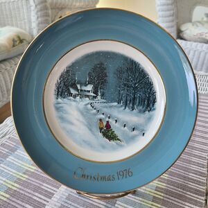 Vintage Avon Wedgwood 1976 Christmas Collectible Plate "Bringing Home The Tree"